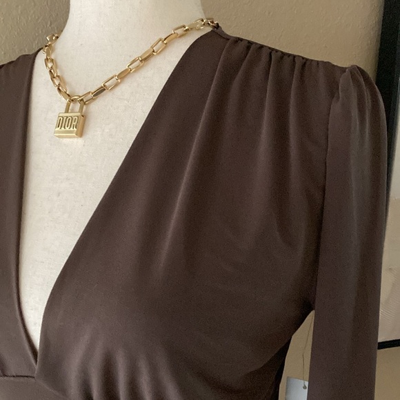 V neckline shirred top - Picture 6 of 11